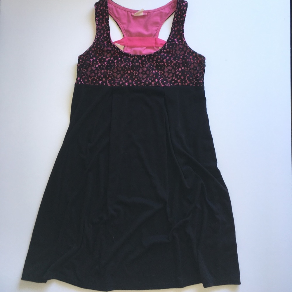 • Black and pink dress •
